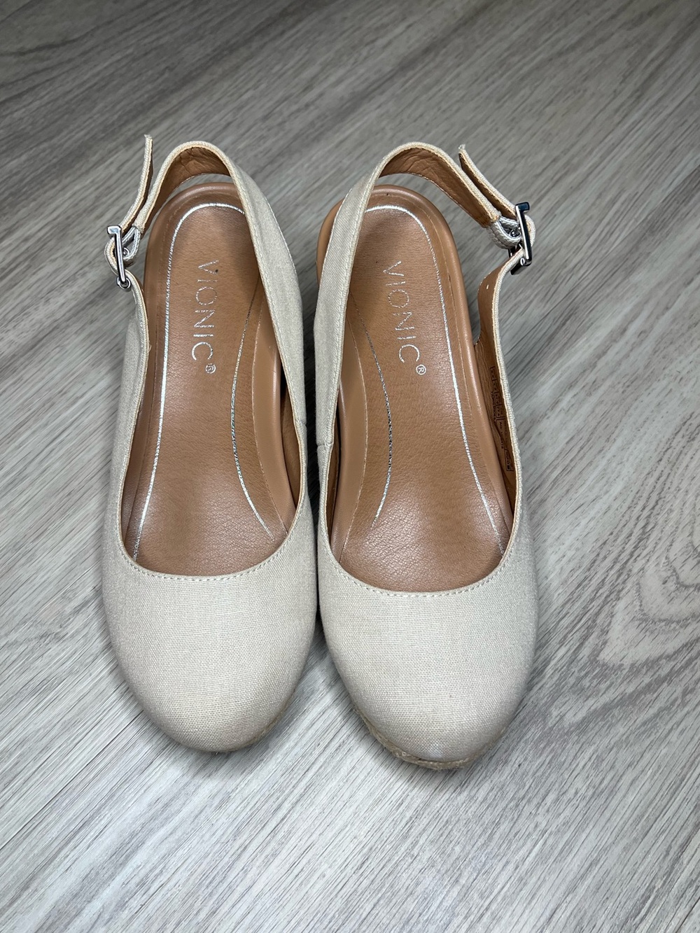 Vionic Coralina women career Tan Canvas Wedge Size 6.5 *Tiny Flaws